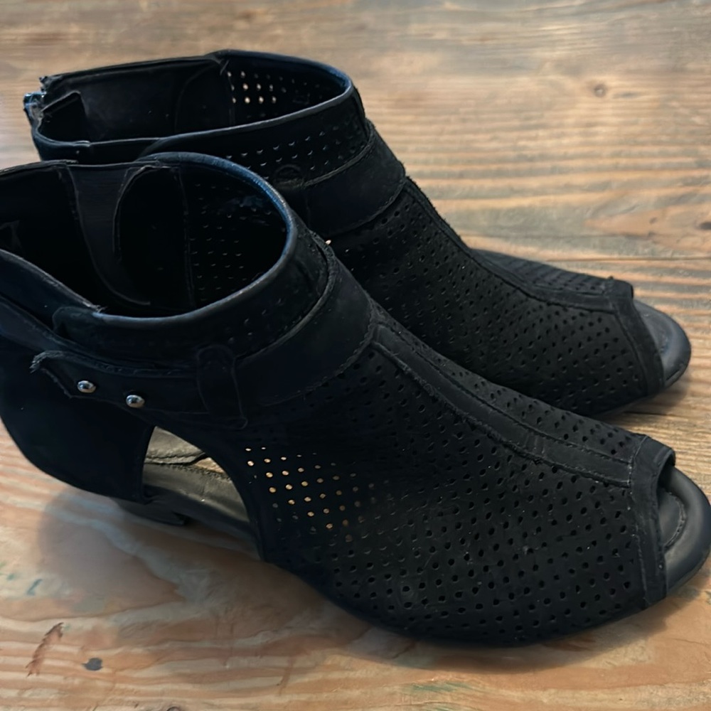 Earth Shoes Intrepid Black Soft Buck Booties Size 8.5